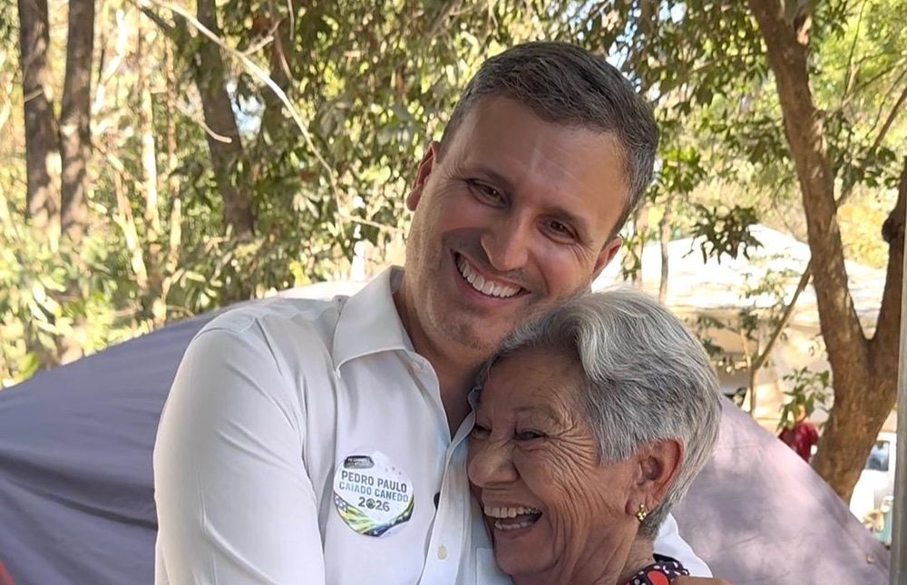 Pedro Paulo Caiado Canedo abraça uma apoiadora durante a campanha