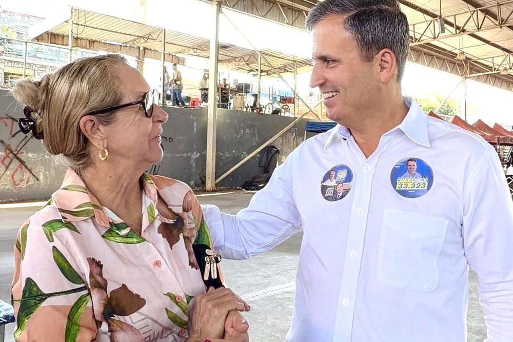 Pedro Paulo Caiado Canedo conversa com uma moradora em uma feira